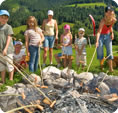 Das Würstel-Grillen am Lagerfeuer ist ein ganz besonderes Erlebnis im Sommerurlaub